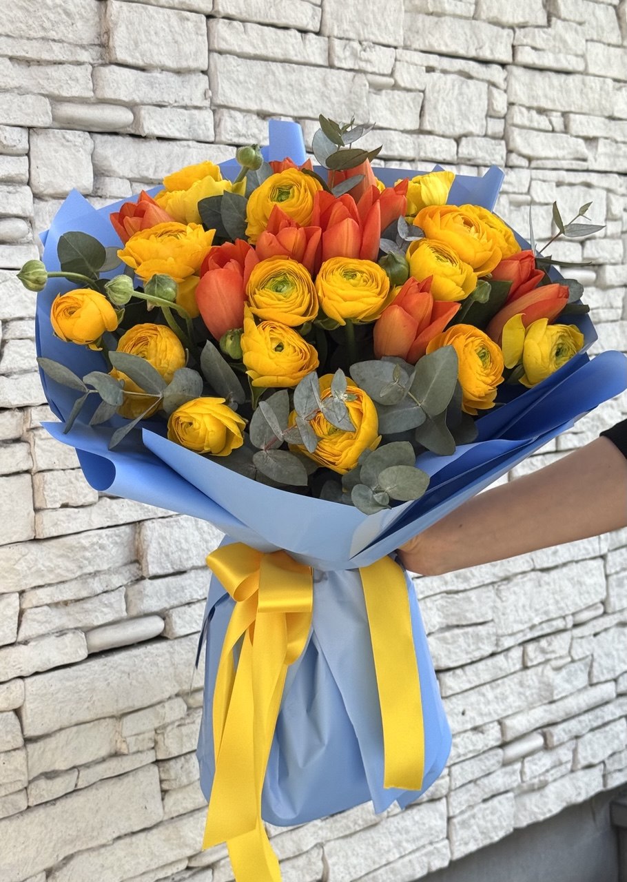 Luxury Ranunculus Bouquet - Image 1 of 1 | Avenue Des Fleurs