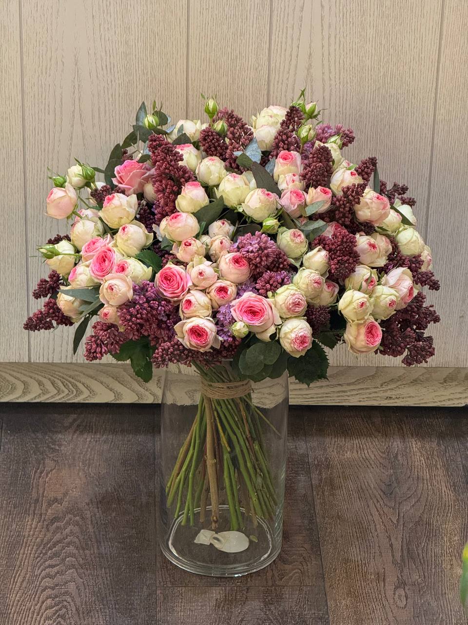 Нежный букет с сиренью и кустовыми розами - Image 1 of 1 | Avenue Des Fleurs