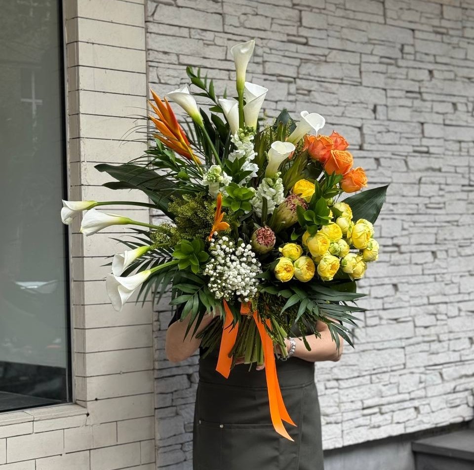 Mixed Calla Lily Bouquet - Image 1 of 1 | Avenue Des Fleurs