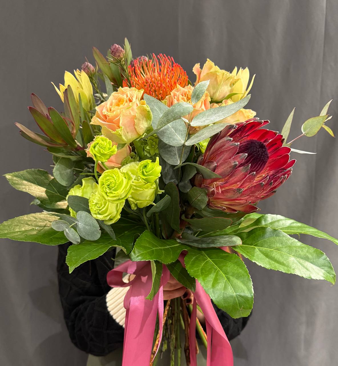 ԴՈՆԵԼԼԱ - Էկզոտիկ հարմոնիա՝ պրոտեայով, վարդերով և էվստոմայով - Image 1 of 1 | Avenue Des Fleurs