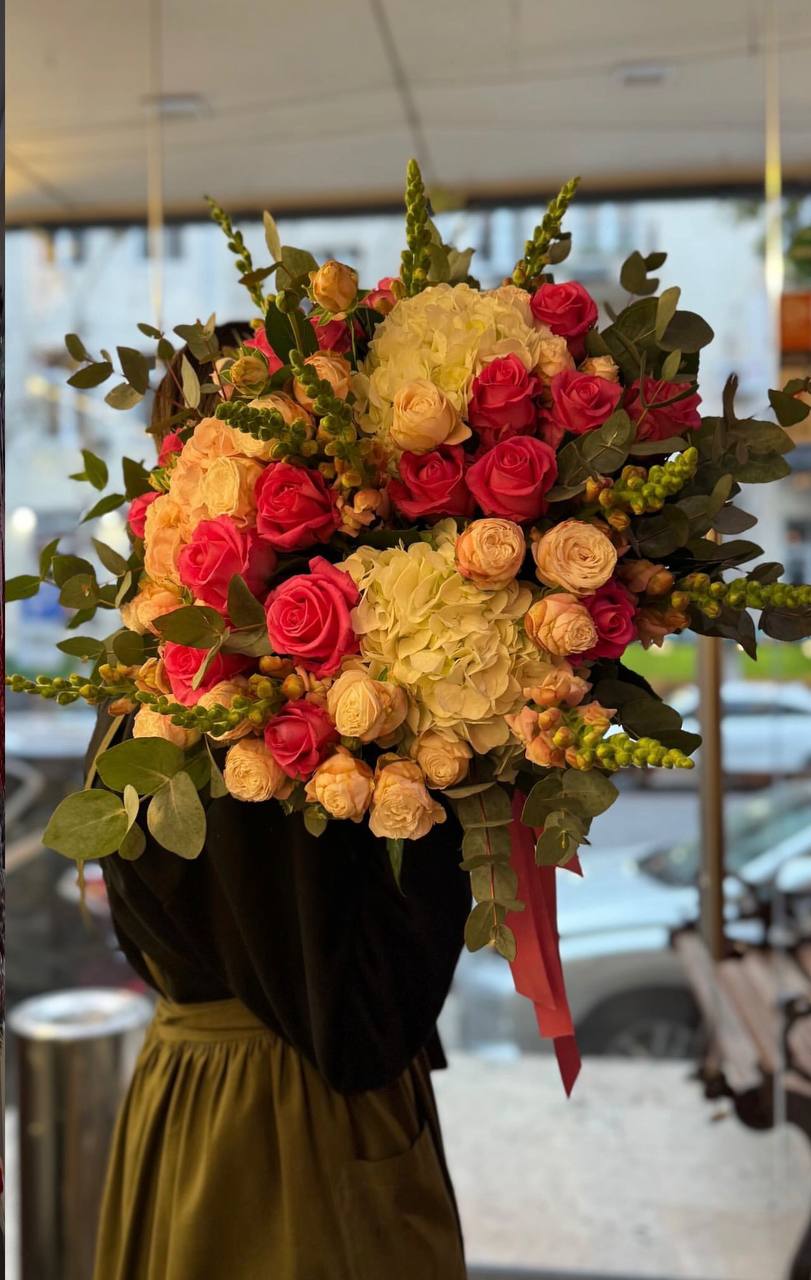 Букет с розами и гортензией - Image 1 of 1 | Avenue Des Fleurs