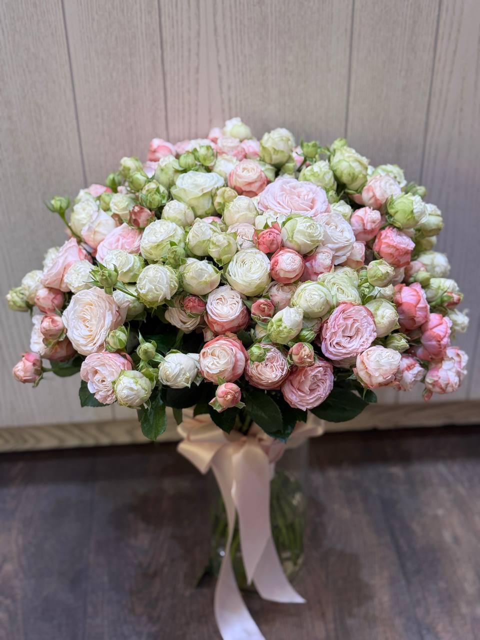 Розовые и белые розы - Image 1 of 1 | Avenue Des Fleurs