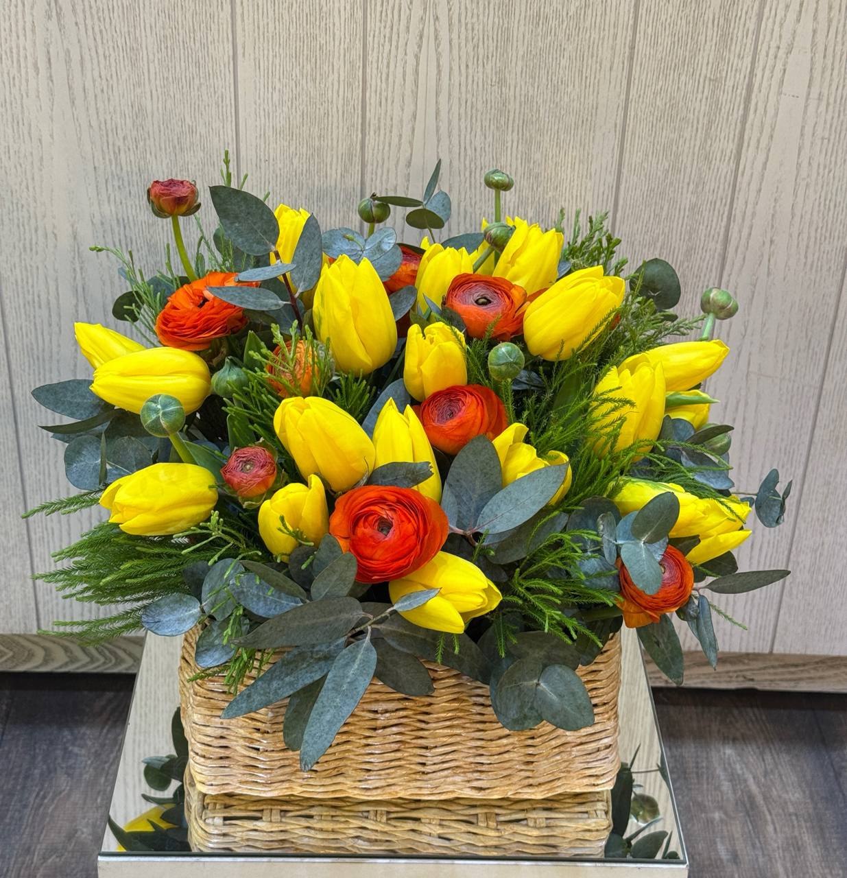 Элегантный букет с ранункулюсами и тюльпанами - Image 1 of 1 | Avenue Des Fleurs